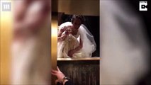عروس سيئة الحظ تعلق داخل المصعد في يوم زفافها.. وهكذا تم إنقاذها!