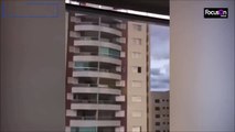 فيديو يحبس الأنفاس.. طفل يلعب على حافة نافذة بالطابق التاسع لمبنى سكني