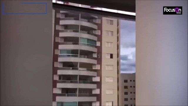 فيديو يحبس الأنفاس.. طفل يلعب على حافة نافذة بالطابق التاسع لمبنى سكني
