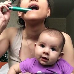 شاهدوا فيديو رد فعل طفل يرى والدته تضع المكياج وهو في حضنها