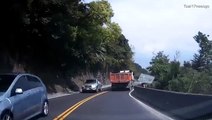 سقوط صخرة عملاقة على طريق سريع بشكل مفاجئ يتسبب في حالة فوضى.. فيديو