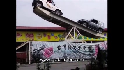 فيديو مهارة توازن مخيفة بين سيارتين في الهواء! دقة متناهية
