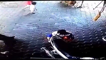 فيديو شخص ينقذ طفلين قبل ثانية من حادث مخيف!