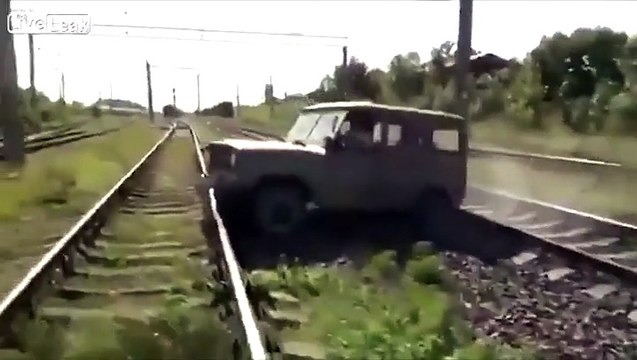 فيديو يحبس الأنفاس.. شاب يفر من سيارته قبل لحظات من اصطدام قطار بها