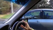 شاهد بالفيديو.. سيدة تنشغل تماماً بتناول الطعام أثناء قيادة سيارتها