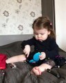 فيديو طفلة تلهو بعلبة المكياج لأول مرة