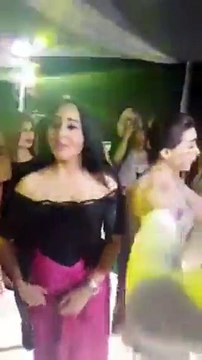 فستان مي عز الدين ورقصها يشعلان الأجواء في حفل زفاف تامر شلتوت