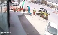 فيديو عامل ينجو من الموت بأعجوبة في حادث سير مروع في السعودية