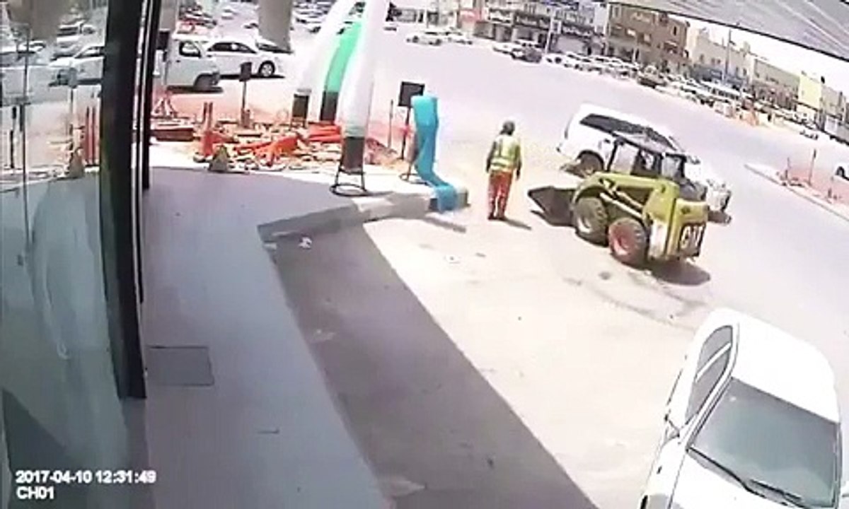 فيديو عامل ينجو من الموت بأعجوبة في حادث سير مر...
