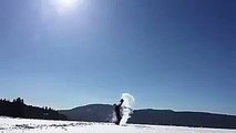 فيديو رجل رمى فوق رأسه إناء ماء يغلي بينما درجة الحرارة 25 تحت الصفر!