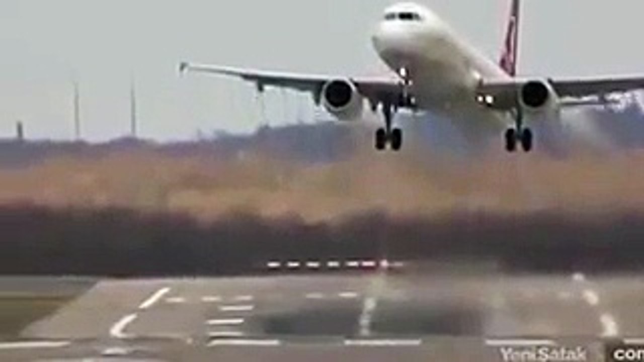فيديو يحبس الأنفاس لطائرة تركية تحاول الهبوط أثناء عاصفة شديدة