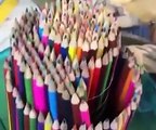 شاهد بالفيديو كيف يتم صنع تحفة فنية من أقلام التلوين الخشبية
