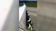 شاهد كيف قام موظفو مطار إندونيسي بدفع طائرة ركاب على طول المدرج!
