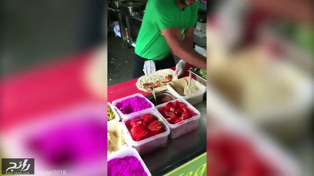 فيديو شاب يصنع أسرع ساندوتش فلافل في العالم في 17 ثانية فقط!
