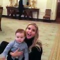فيديو إيفانكا ترامب تلهو مع طفلها الرضيع داخل أروقة البيت الأبيض