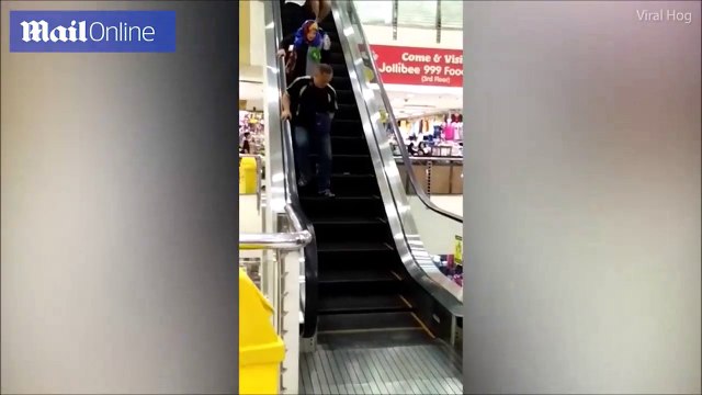 شاهد بالفيديو.. فأر يتسبب في حالة من الذعر بين زبائن مول تجاري