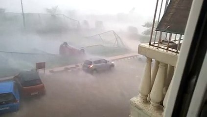 فيديو شاهد ماذا فعلت أمطار ورياح الهند في هذه السيارة!