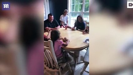 شاهد بالفيديو.. رد فعل كوميدي لأب علم أنه سيرزق بابنة خامسة