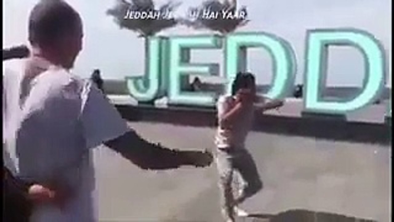 سعودي يعرض الزواج على حبيبته على شاطئ جدة