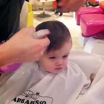 فيديو طفل لم يتجاوز عمره سنة يحصل على تسريحة جديدة لشعره الناعم
