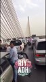 فيديو لشاب في حالة غير طبيعة يصدم عدد من السيارات في السعودية