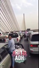 فيديو لشاب في حالة غير طبيعة يصدم عدد من السيارات في السعودية