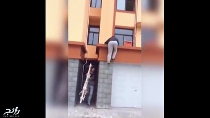 فيديو شاب يدبر مقلباً لزميله 4 مراتٍ متتالية حتى كاد أن يقنعه بوجود الأشباح