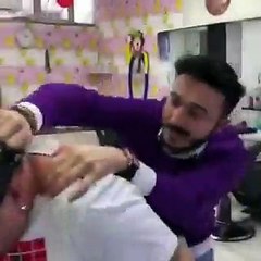 Download Video: بالفيديو لأول مرة حلاق يحلق شعر زبونه بالشمع