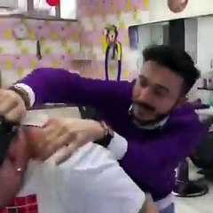 بالفيديو لأول مرة حلاق يحلق شعر زبونه بالشمع