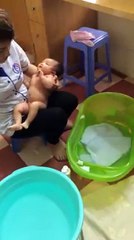 فيديو أفضل طريقة لتحميم طفلك حديث الولادة!