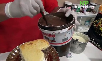 فيديو طريقة صنع وتقديم كعكة الحب بالنوتيلا وكيندر في نوتيلا كافيه