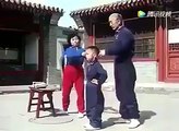 فيديو طفل يتمتع بقوة خارقة يكسر الأحجار برأسه