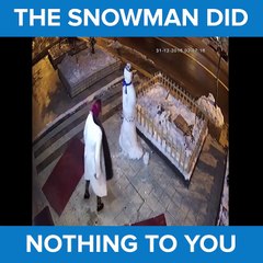 بالفيديو: ماذا فعل رجل الثلج لهذه المرأة؟