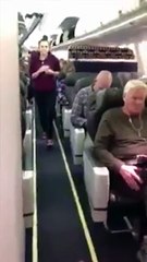 شركة طيران تفاجئ فتاة بوالدها الذي يعمل في السعودية