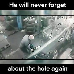 فيديو شاب يقع في حفرة لن ينساها في حياته