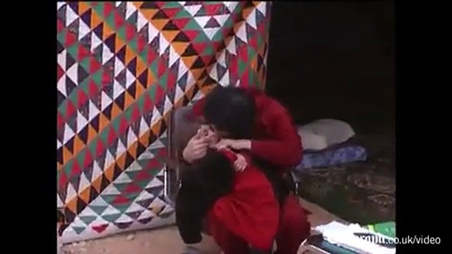 شاهدوا كيف بدى الأب معمر القذافي في فيديو نادر مع طفلته قبل وفاتها