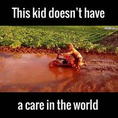 طفل يقرر قيادة دراجته في بركة الوحل ثم السباحة فيها