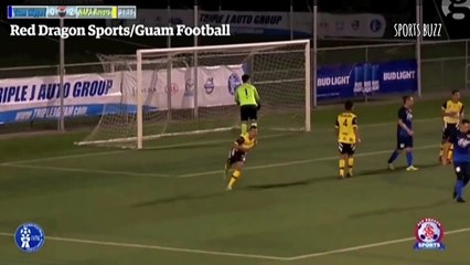 بالفيديو: لاعب يحصل على البطاقة الصفراء بسبب موقف رومانسي