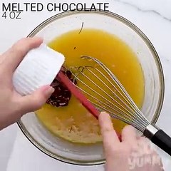 فيديو طريقة تحضير كيك قطع الشوكولاتة بالطبقات الداخلية والآيس كريم