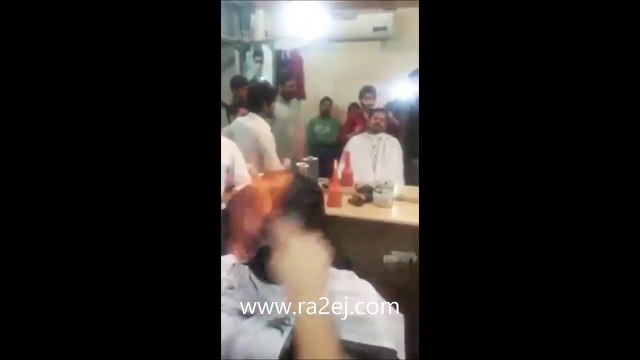 فيديو لا يصدق لحلاق يقوم بتصفيف الشعر عن طريق إشعال النار فيه