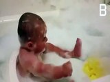 فيديو طفل يكاد يغمى عليه من الضحك وهو في حوض الاستحمام