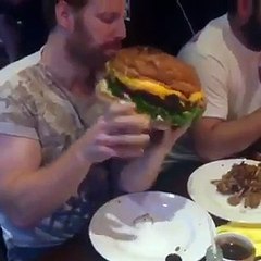 بالفيديو: شاهدوا عندما يكون هنالك شخص عينيه أكبر من معدته