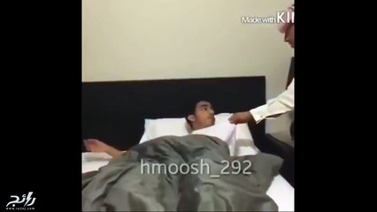 سعودي يمزح مع ابنه بطريقة مرعبة للغاية.. شاهدوا الفيديو