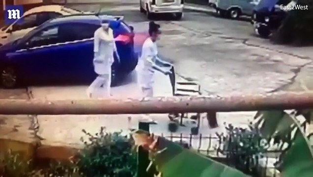 شاهد بالفيديو.. تصرف مروع من ممرضتين تجاه مريض في حالة سيئة