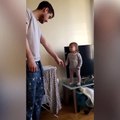 فيديو طفلة صغيرة تصعد على الطاولة وتتشاجر مع والدها