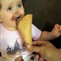فيديو طفلة تأكل الأيس كريم بشغف شاهدوا رد فعلها إن أخذت منها!