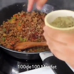 قوارب الباذنجان المحشية باللحم والبطاطس بيوريه