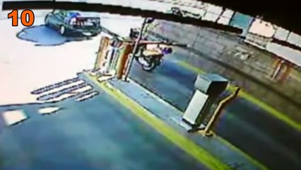 فيديو الحواجز المرورية موجودة لكي نقف عندها وليس العبور منها!