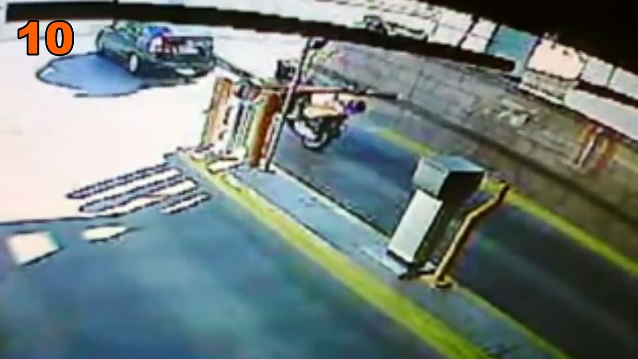 فيديو الحواجز المرورية موجودة لكي نقف عندها وليس العبور منها!