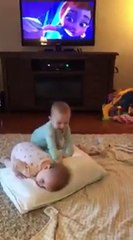 فيديو طفلين يخطفان القلب يمثلان مقطع صغير من فيلم Frozen